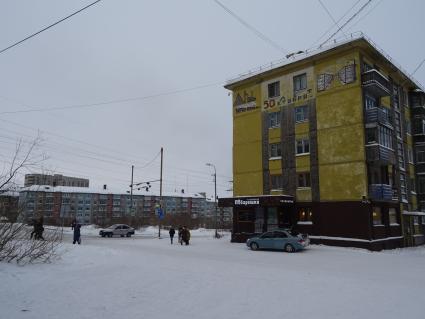 Воркута. Надпись на доме `50 лет октября`.