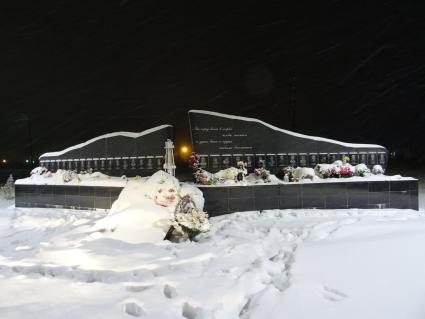 п.Северный. Памятник 36 погибшим горнякам и спасателям на шахте Северная (выезд из поселка).