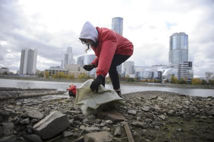 Екатеринбург. Волонтеры и добровольцы очищают от мусора берег городского пруда обмелевшего из-за строительства Макаровского моста