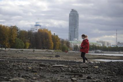 Екатеринбург. Волонтеры и добровольцы очищают от мусора берег городского пруда обмелевшего из-за строительства Макаровского моста