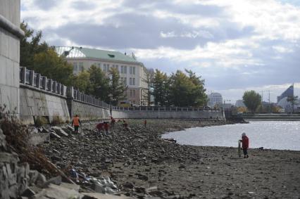 Екатеринбург. Волонтеры и добровольцы очищают от мусора берег городского пруда обмелевшего из-за строительства Макаровского моста