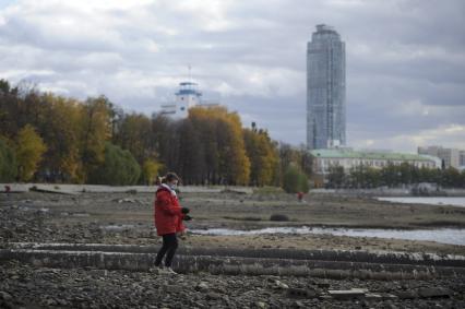 Екатеринбург. Волонтеры и добровольцы очищают от мусора берег городского пруда обмелевшего из-за строительства Макаровского моста