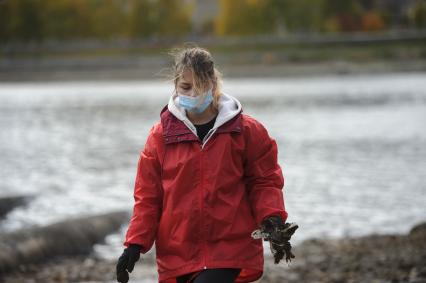 Екатеринбург. Волонтеры и добровольцы очищают от мусора берег городского пруда обмелевшего из-за строительства Макаровского моста