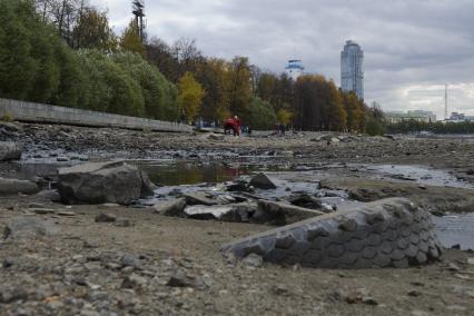 Екатеринбург. Волонтеры и добровольцы очищают от мусора берег городского пруда обмелевшего из-за строительства Макаровского моста