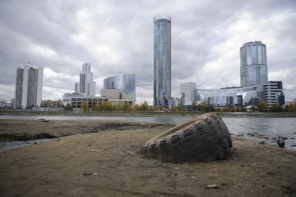 Екатеринбург. Волонтеры и добровольцы очищают от мусора берег городского пруда обмелевшего из-за строительства Макаровского моста