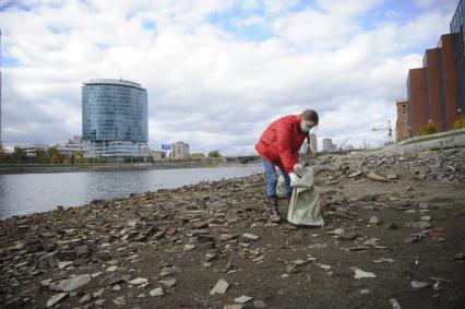 Екатеринбург. Волонтеры и добровольцы очищают от мусора берег городского пруда обмелевшего из-за строительства Макаровского моста