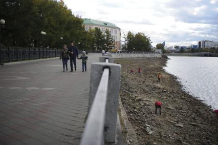 Екатеринбург. Волонтеры и добровольцы очищают от мусора берег городского пруда обмелевшего из-за строительства Макаровского моста