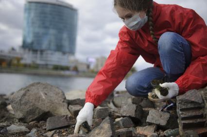 Екатеринбург. Волонтеры и добровольцы очищают от мусора берег городского пруда обмелевшего из-за строительства Макаровского моста