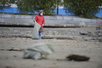 Екатеринбург. Волонтеры и добровольцы очищают от мусора берег городского пруда обмелевшего из-за строительства Макаровского моста