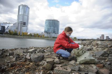 Екатеринбург. Волонтеры и добровольцы очищают от мусора берег городского пруда обмелевшего из-за строительства Макаровского моста