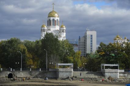 Екатеринбург. Волонтеры и добровольцы очищают от мусора берег городского пруда обмелевшего из-за строительства Макаровского моста