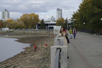 Екатеринбург. Волонтеры и добровольцы очищают от мусора берег городского пруда обмелевшего из-за строительства Макаровского моста