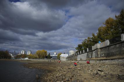 Екатеринбург. Волонтеры и добровольцы очищают от мусора берег городского пруда обмелевшего из-за строительства Макаровского моста