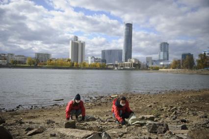 Екатеринбург. Волонтеры и добровольцы очищают от мусора берег городского пруда обмелевшего из-за строительства Макаровского моста