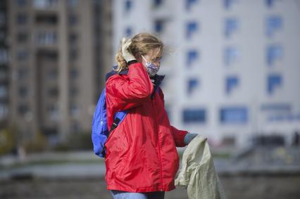 Екатеринбург. Волонтеры и добровольцы очищают от мусора берег городского пруда обмелевшего из-за строительства Макаровского моста