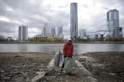 Екатеринбург. Волонтеры и добровольцы очищают от мусора берег городского пруда обмелевшего из-за строительства Макаровского моста