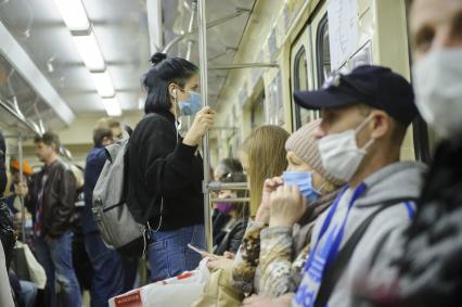 Екатеринбург. Пассажиры в поезде метро, во время рейда транспортной инспекции проверяющей соблюдение масочного режима пассажирами. Указом губернатора Свердловской области Евгения Куйвашева главам городов предписано усилить контроль за соблюдением масочного режима для нераспространения новой коронавирусной инфекции COVID-19