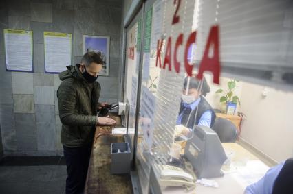 Екатеринбург. Пассажиры на станции метро \'Площадь 1905 года\' во время рейда транспортной инспекции проверяющей соблюдение масочного режима пассажирами. Указом губернатора Свердловской области Евгения Куйвашева главам городов предписано усилить контроль за соблюдением масочного режима для нераспространения новой коронавирусной инфекции COVID-19