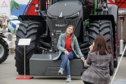 Минск. Сельхозтехника немецкого производителя Fendt редставлена на XXX Международной сельскохозяйственной выставке `Белагро-2020` на Футбольном манеже.