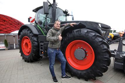 Минск. Трактор немецкого производителя Fendt редставлен на XXX Международной сельскохозяйственной выставке `Белагро-2020` на Футбольном манеже.