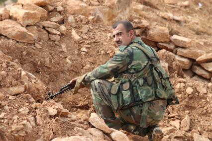 Сирия. Сирийский военный на боевой позиции.