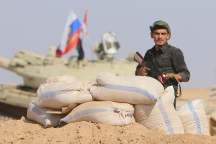 Сирия. Сирийский военный на боевой позиции.