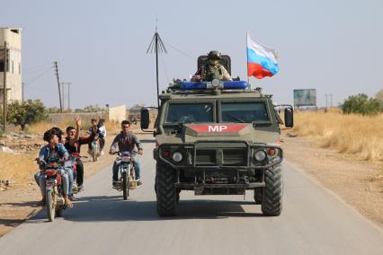 Сирия. Провинция Халеб. г.Кобани. Колонна военной полиции РФ направляется в сторону границы Сирии с Турцией для патрулирования.