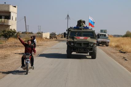 Сирия. Провинция Халеб. г.Кобани. Колонна военной полиции РФ направляется в сторону границы Сирии с Турцией для патрулирования.