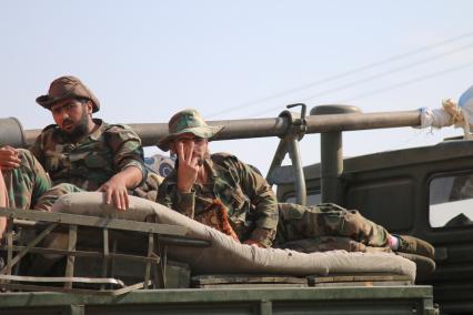 Сирия. Сирийские военные у зенитного орудия.