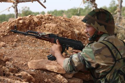 Сирия. Сирийский военный на боевой позиции.