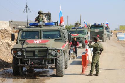 Сирия. Провинция Халеб. г.Кобани. Колонна военной полиции РФ проезжает полийский пост курдов и направляется в сторону границы Сирии с Турцией для патрулирования.