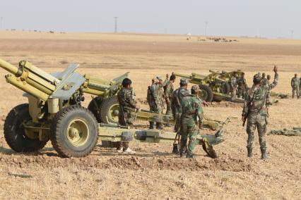 Сирия. Сирийские военные у зенитного орудия.