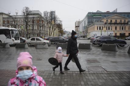 Екатеринбург. Женщина с ребенком в защитных масках во время ужесточения масочного режима