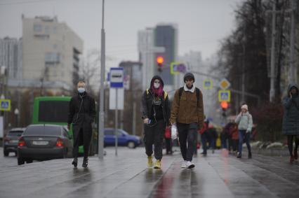 Екатеринбург. Горожане в защитных масках на центральной улице города во время ужесточения масочного режима