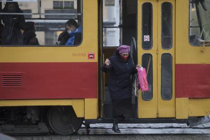 Екатеринбург. Пассажиры в защитных масках в общественном транспорте во время ужесточения масочного режима