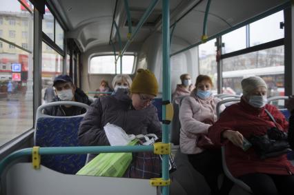 Екатеринбург. Пассажиры в защитных масках и без них в общественном транспорте во время ужесточения масочного режима