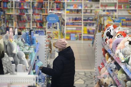 Екатеринбург. Женина в книжном магазине в защитной маске во время ужесточения масочного режима