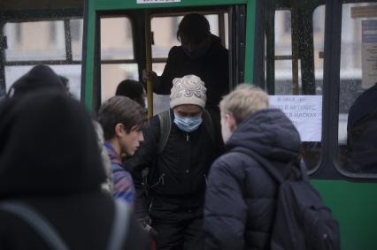 Екатеринбург. Пассажиры в защитных масках в общественном транспорте во время ужесточения масочного режима