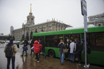 Екатеринбург. Пассажиры в защитных масках выходят из автобуса  во время ужесточения масочного режима