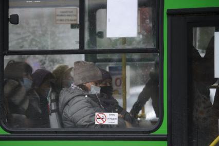 Екатеринбург. Женщина в защитной маске в маршрутном автобусе во время ужесточения масочного режима