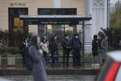 Екатеринбург. Горожане в защитных масках и без них на остановке общественного транспорта во время ужесточения масочного режима