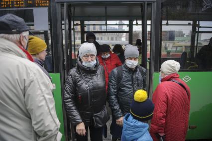 Екатеринбург. Пассажиры в защитных масках в общественном транспорте во время ужесточения масочного режима