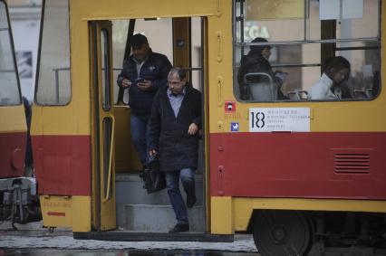 Екатеринбург. Пассажиры без защитных масок выходят из трамвая во время ужесточения масочного режима