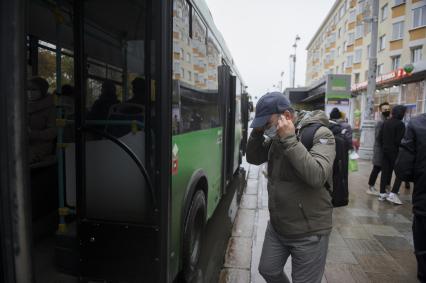 Екатеринбург. Пассажиры в защитных масках и без них в общественном транспорте во время ужесточения масочного режима