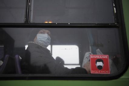 Екатеринбург. Женщина в защитной маске в маршрутном автобусе во время ужесточения масочного режима