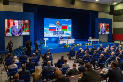 Белоруссия. Минск. Президент Белоруссии Александр Лукашенко (на экране) во время видеообращения к участникам VII Форума регионов России и Белоруссии.