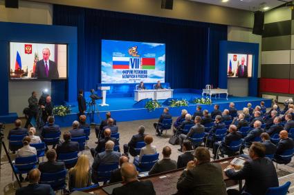 Белоруссия. Минск. Президент РФ Владимир Путин (на экране) во время видеообращения к участникам VII Форума регионов России и Белоруссии.