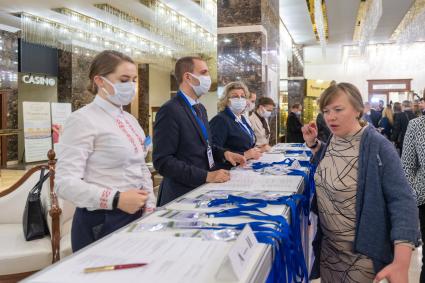 Белоруссия. Минск.  Стойка регистрации приглашенных на VII Форуме регионов России и Белоруссии.