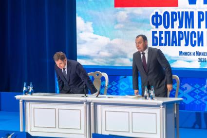 Белоруссия. Минск. Заместитель премьер-министра Белоруссии в социальной сфере Игорь Петрушенко и премьер-министр Белоруссии Роман Головченко (слева направо)  на VII Форуме регионов России и Белоруссии.