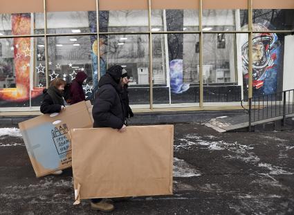 Москва. Уличный художник из проекта `После иконы` Антон Беликов (справа) со своей командой.